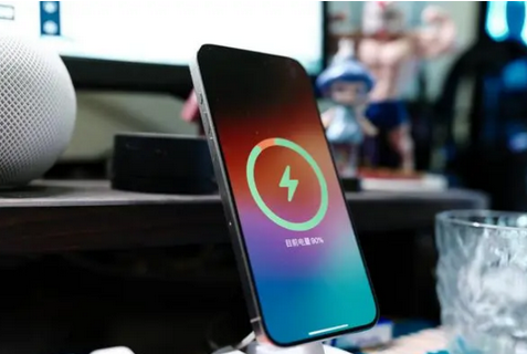 东阳苹果15换屏服务分享用什么充电器给iPhone15充电更好 